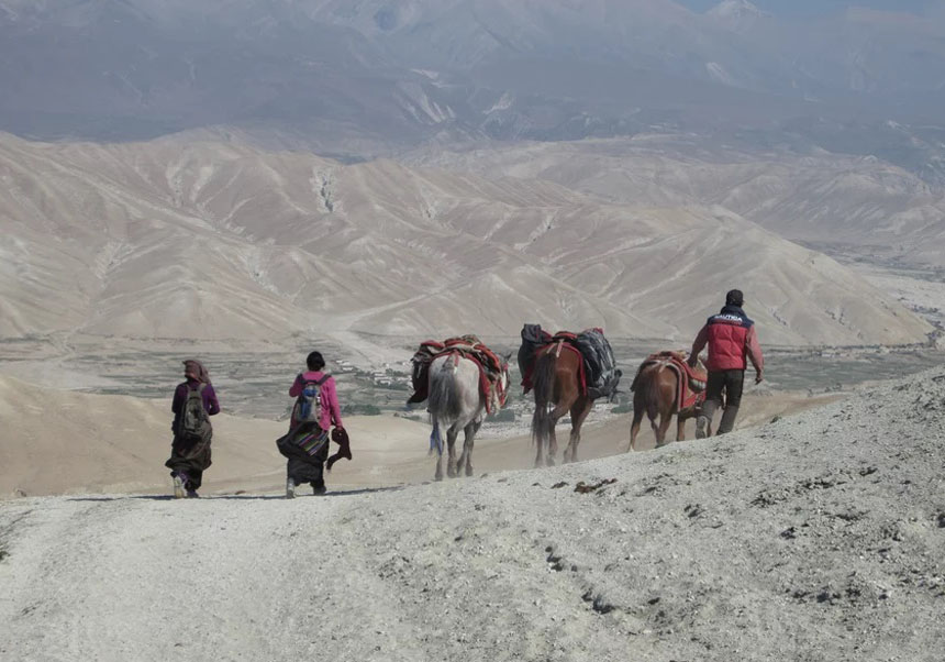 Comerciantes y viajeros, actualmente, en el Alto Mustang (Nepal). © Christina Warinner.
